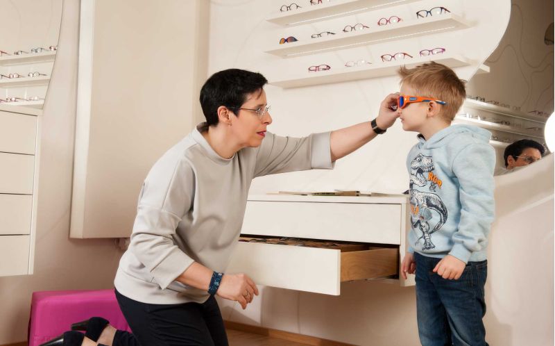 Kind bekommt Sonnenbrille aufgesetzt