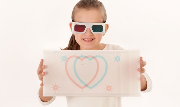 M&auml;dchen zeigt 3D Bild