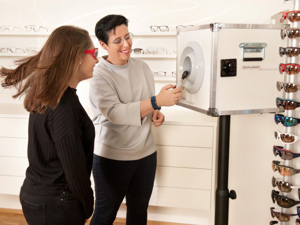 Frau testet Sportbrillen