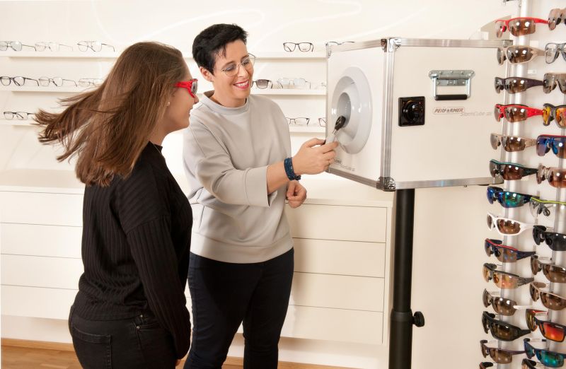 Frau testet Sportbrille