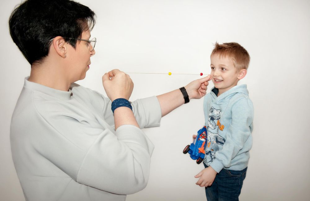 Frau und Kind beim Visualtraining